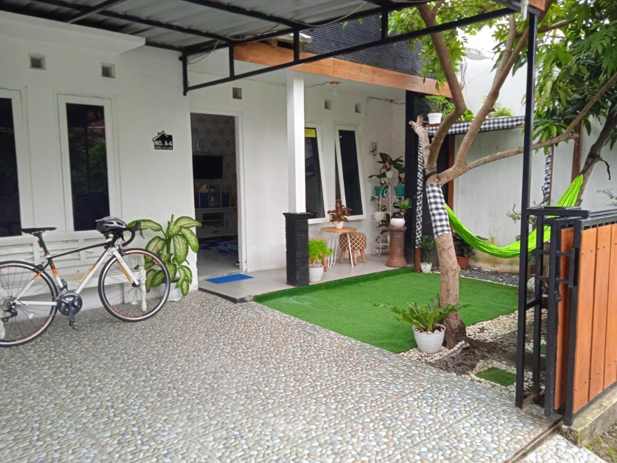 Shifana Homestay Syariah Джокякарта Екстериор снимка